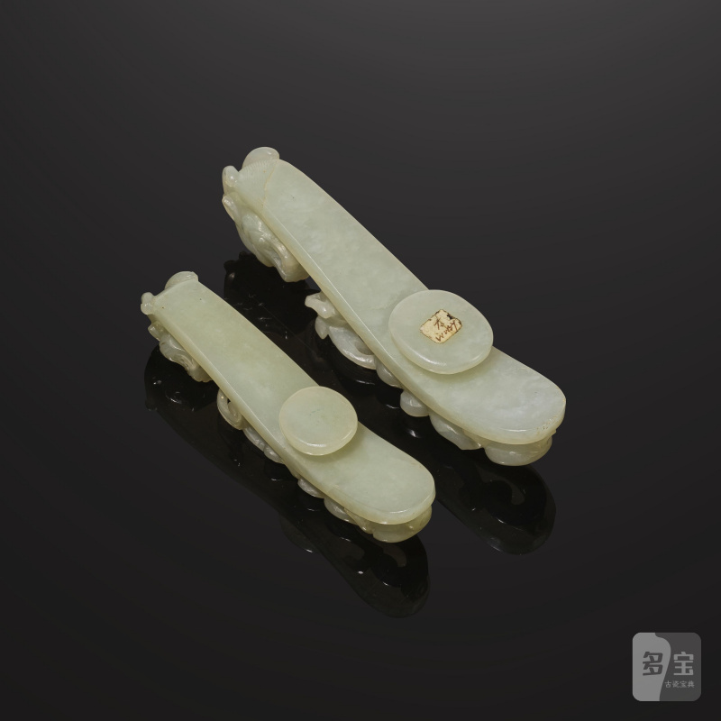 清 十九世紀 青玉龍紋帶鉤兩件 | DEUX BOUCLES DE CEINTURE EN JADE CÉLADON SCULPTÉ - 图4